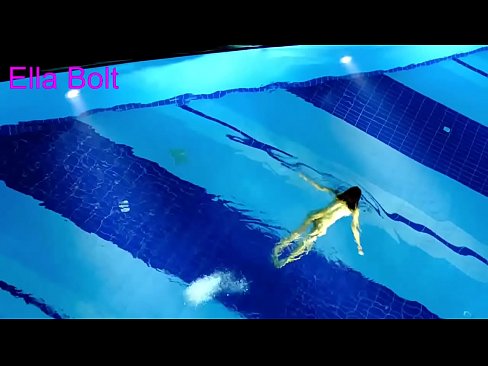 ❤️ म हेर्न रोक्न सक्दिन, जवान गोरा ELLA BOLT रिसोर्ट पूलमा नग्न पौडी खेल्दै समातियो ️❌ गुदा अश्लील  ❌❤